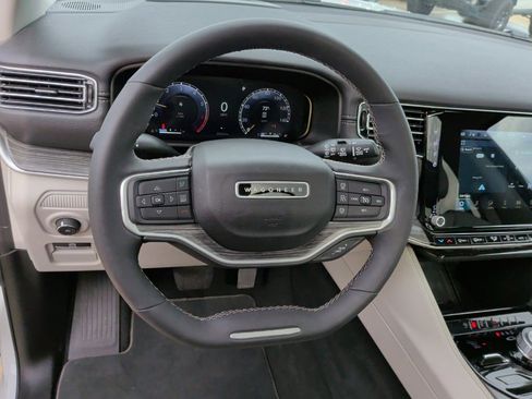 Used 2024 Jeep Wagoneer Series III w/ Premium Group I image 18