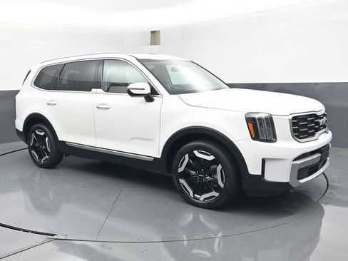 Used 2025 Kia Telluride S FWD image 2