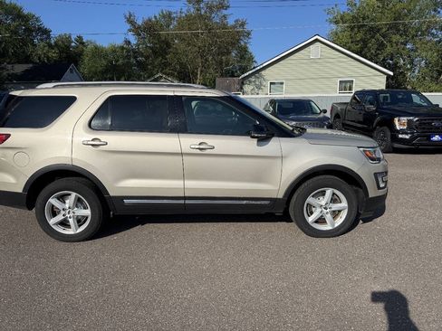 Used 2017 Ford Explorer XLT w/ Equipment Group 202A AWD/4WD image 8