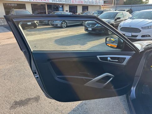 Used 2016 Hyundai Veloster Coupe 3D image 12