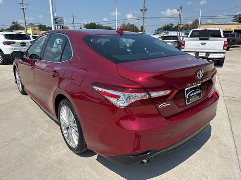 Used 2020 Toyota Camry XLE image 6