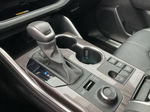 Used 2024 Toyota Highlander Limited AWD/4WD image 25