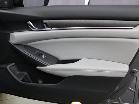 Used 2018 Honda Accord Touring image 26
