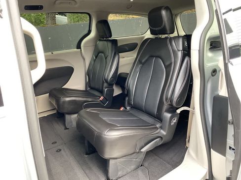 Used 2024 Chrysler Pacifica Touring-L FWD image 16