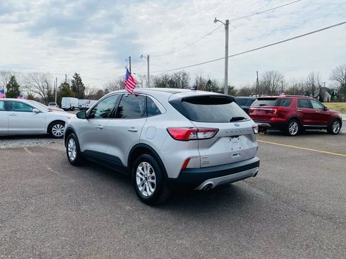 Used 2020 Ford Escape SE image 3