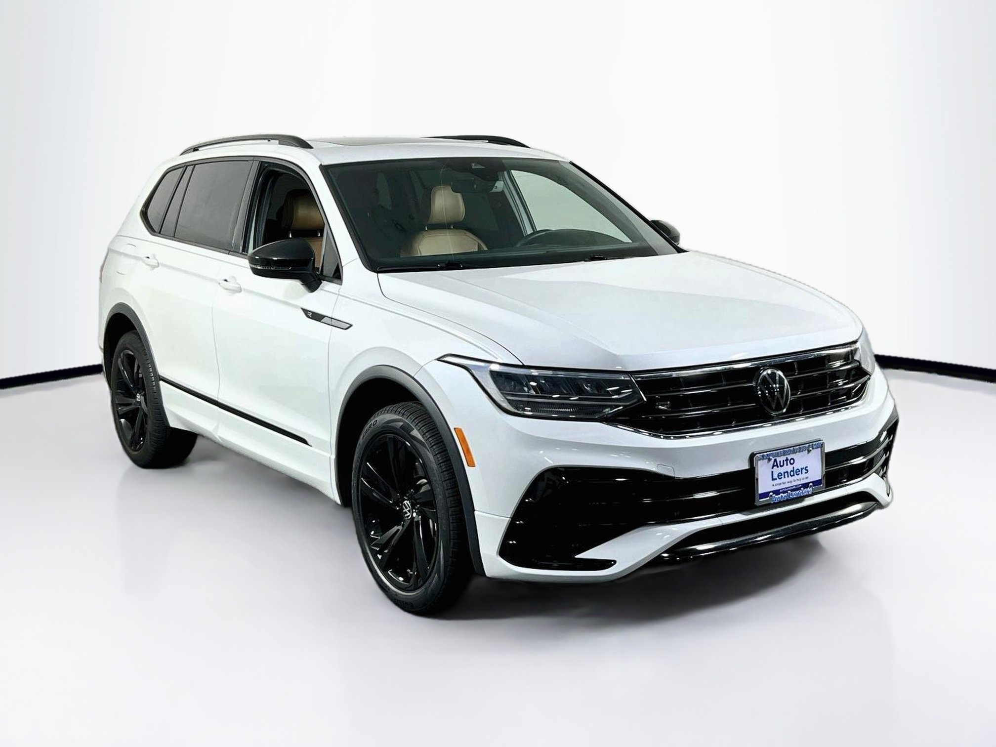 Used 2024 Volkswagen Tiguan SE R-Line AWD/4WD image 3