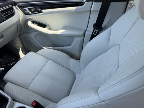 Certified 2023 Porsche Macan AWD/4WD image 20