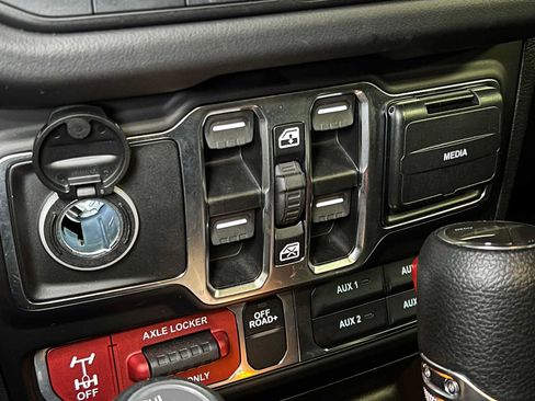 Used 2026 Jeep Gladiator Mojave AWD/4WD image 34