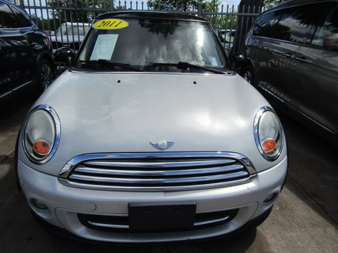 Used 2011 MINI Cooper Hardtop image 2