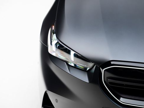 Used 2025 BMW M5 w/ Carbon Package image 11