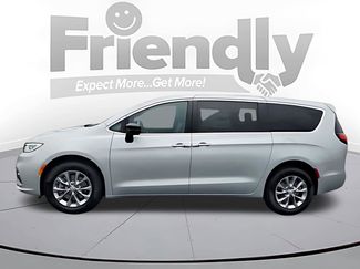 New 2026 Chrysler Pacifica Select video 2