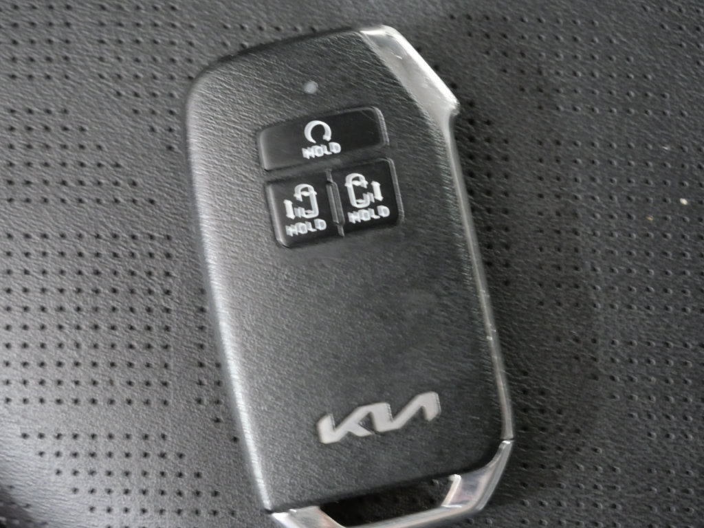 Used 2024 Kia Carnival LX FWD image 31