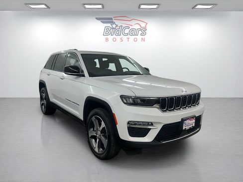 Used 2023 Jeep Grand Cherokee 4WD 4xe image 3