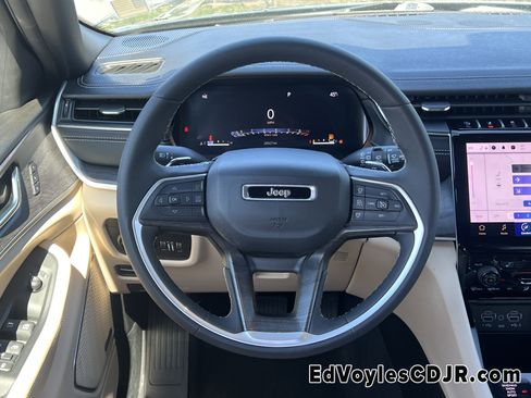 Used 2024 Jeep Grand Cherokee Limited image 32