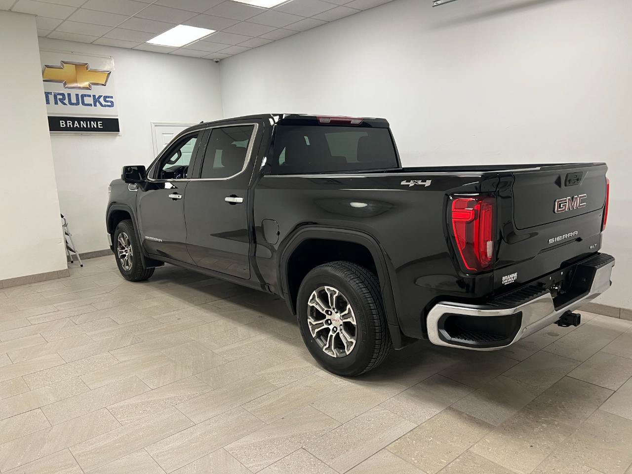 Used 2025 GMC Sierra 1500 SLT AWD/4WD image 14