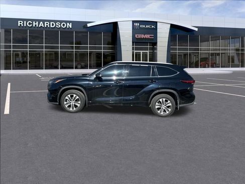 Used 2022 Toyota Highlander XLE image 2