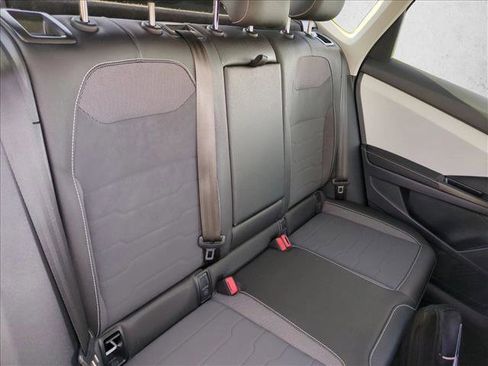 Used 2025 Volkswagen Taos SE w/ Panoramic Sunroof Package image 19