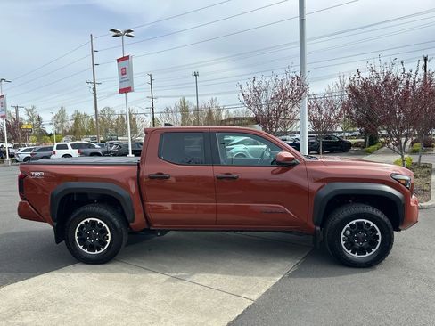 Certified 2025 Toyota Tacoma TRD Off-Road AWD/4WD image 6