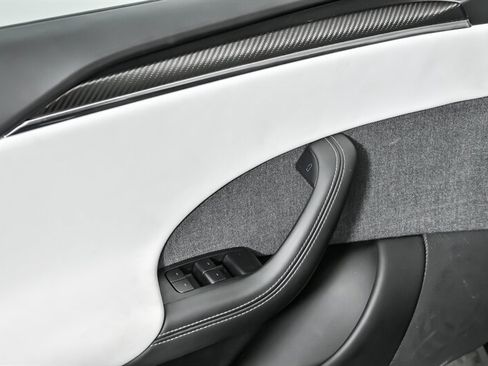 Used 2022 Tesla Model S Plaid image 17