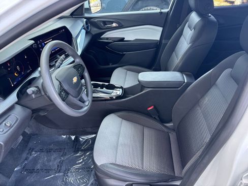 Used 2025 Chevrolet Trax LT image 27