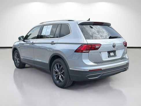 Used 2023 Volkswagen Tiguan SE w/ Panoramic Sunroof Package FWD image 5