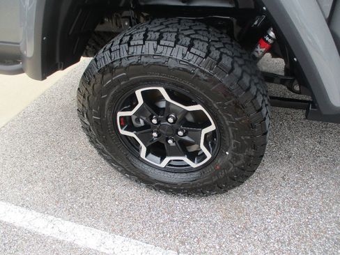 Used 2022 Jeep Gladiator Rubicon w/ Cold Weather Group AWD/4WD image 16