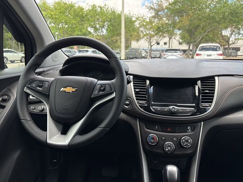 Used 2022 Chevrolet Trax LT w/ Midnight Edition FWD image 21