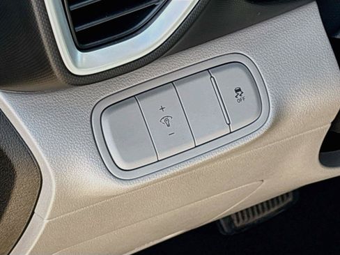Certified 2025 Hyundai Venue SEL FWD image 14