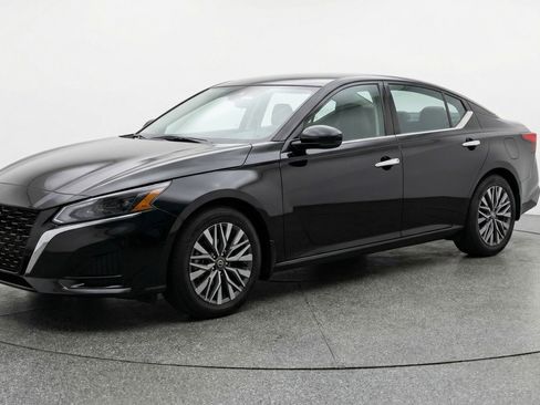 Used 2025 Nissan Altima 2.5 SV image 3