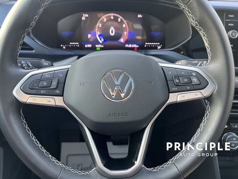 Used 2024 Volkswagen Taos SE w/ Panoramic Sunroof Package FWD image 18