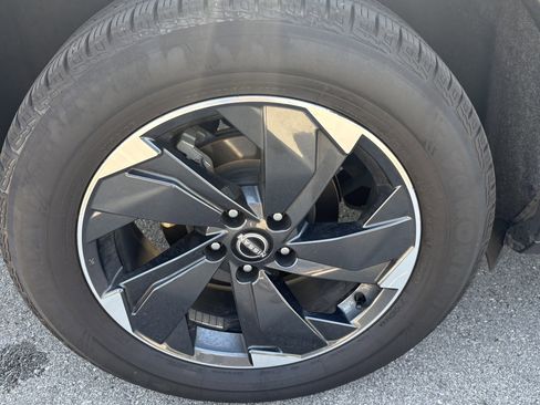 Used 2024 Nissan Rogue SV image 14