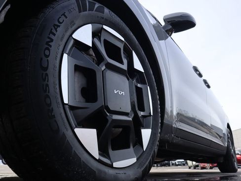 Used 2025 Kia Carnival EX image 11