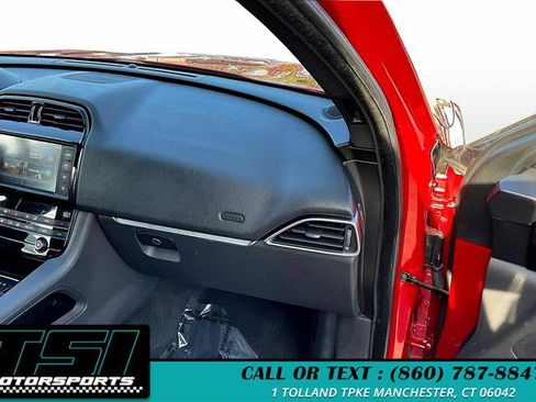 Used 2018 Jaguar F-PACE Premium image 17