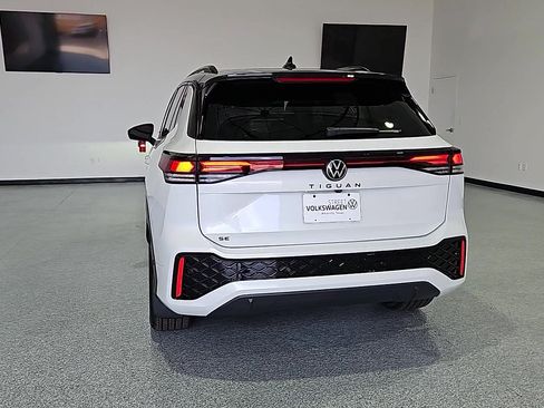 New 2026 Volkswagen Tiguan SE R-Line FWD image 8