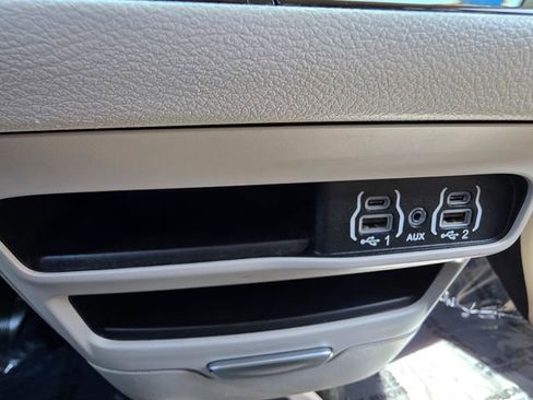 Used 2024 Chrysler Pacifica Touring-L FWD image 18