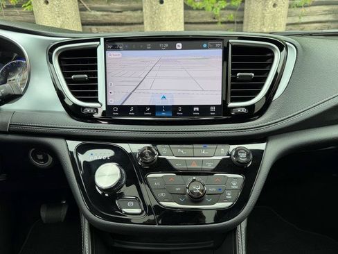 Used 2026 Chrysler Pacifica Limited FWD image 12