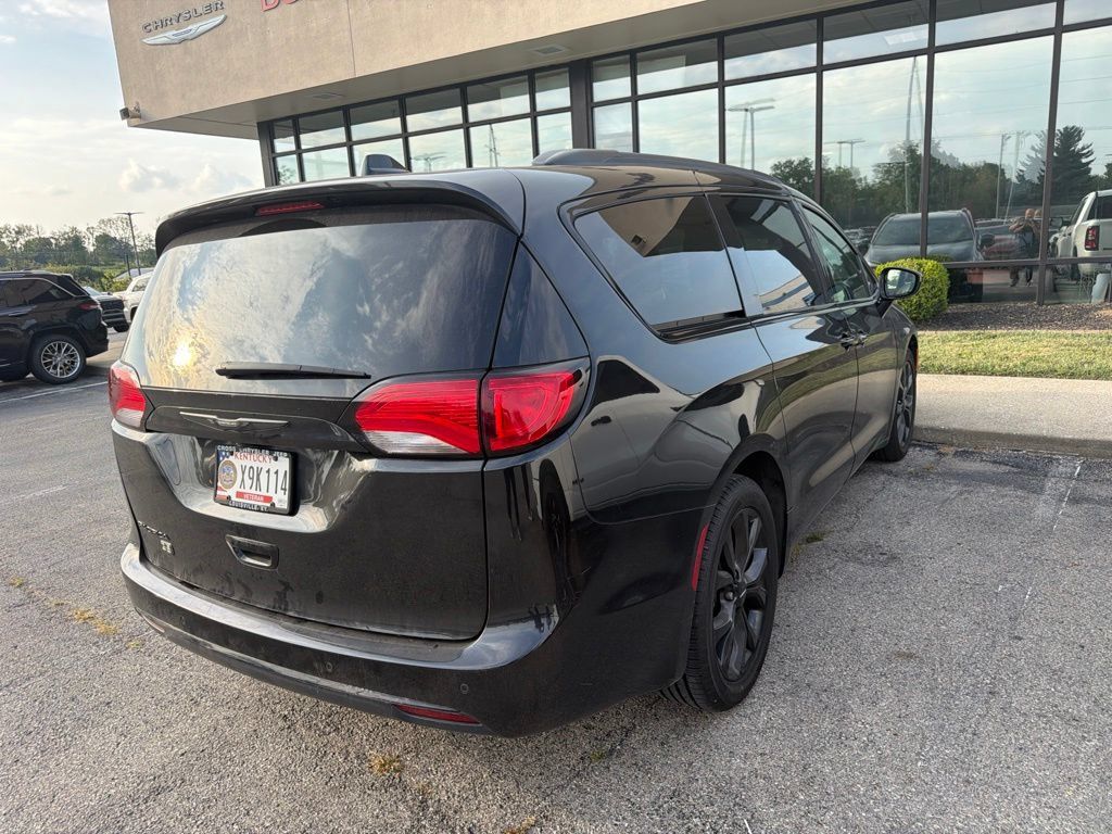 Used 2020 Chrysler Pacifica Touring-L FWD image 3