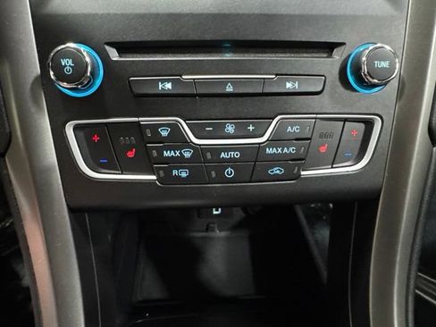 Used 2017 Ford Fusion SE w/ Fusion SE Technology Package FWD image 20