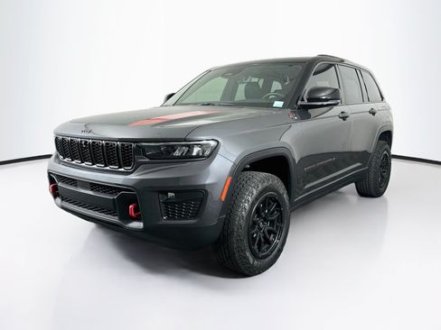 Used 2022 Jeep Grand Cherokee Trailhawk w/ Luxury Tech Group III AWD/4WD image 3