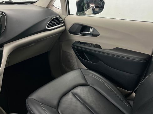 Used 2024 Chrysler Pacifica Touring-L FWD image 11