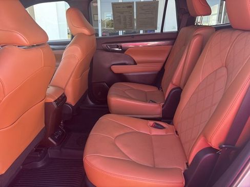 Used 2022 Toyota Highlander Platinum image 19