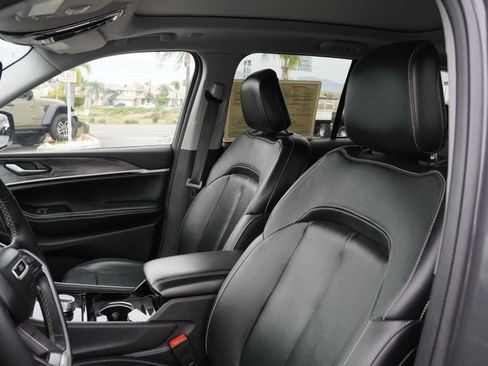 Used 2022 Jeep Grand Cherokee Limited image 21