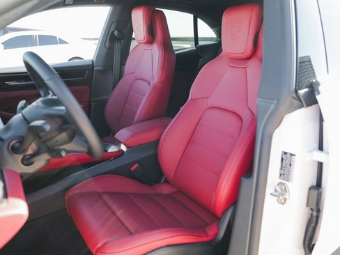 New 2025 Porsche Macan 4S Electric image 5