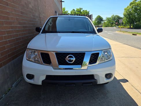 Used 2018 Nissan Frontier SV AWD/4WD image 2