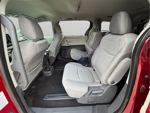 Used 2021 Toyota Sienna LE FWD image 31