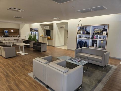 Used 2025 Land Rover Defender 90 X-Dynamic SE image 28