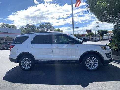 Used 2017 Ford Explorer XLT w/ Equipment Group 201A FWD image 9