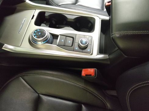 Used 2020 Ford Explorer XLT w/ Equipment Group 202A AWD/4WD image 26