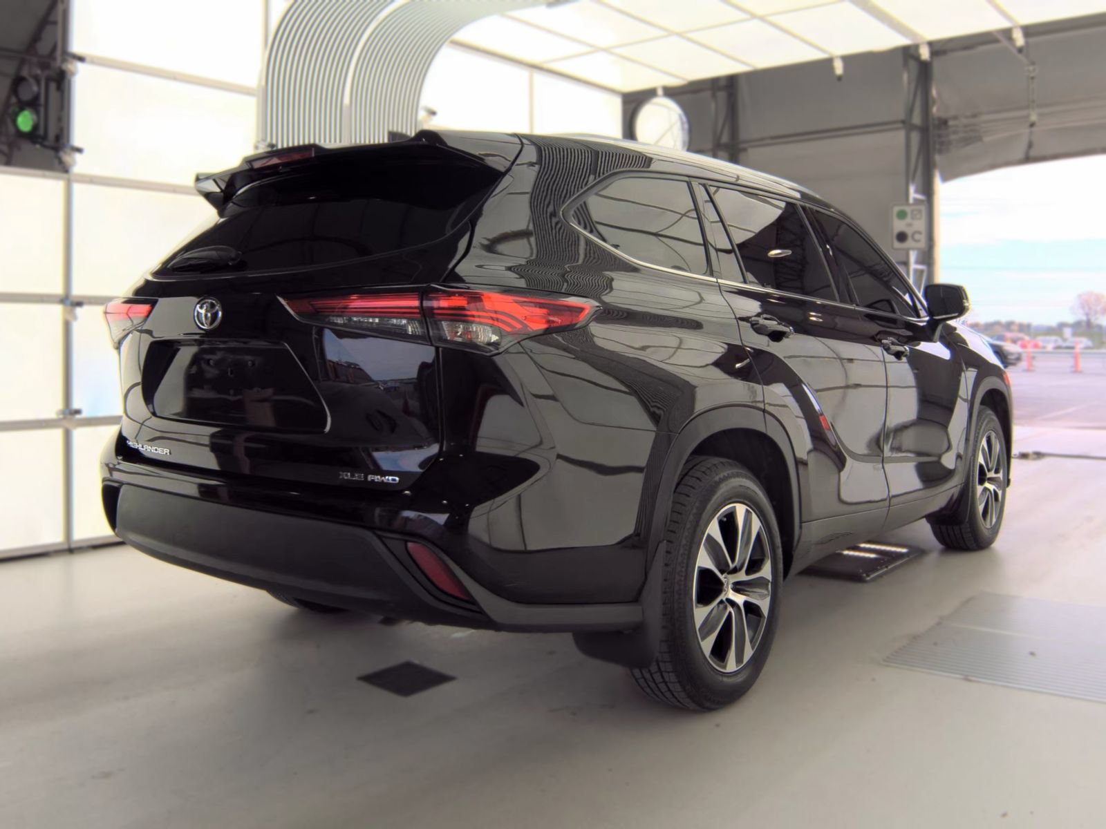 Used 2021 Toyota Highlander XLE AWD/4WD image 2