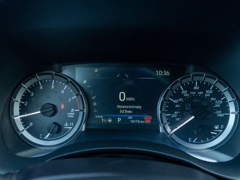 Used 2025 Toyota Highlander XLE image 12